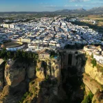Ronda Spanien och staden som balanserar över ravinen